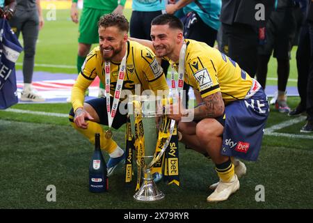 London, Großbritannien. Mai 2024. Joe Bennett (links) von Oxford United und Owen Dale von Oxford United posieren mit der Trophäe The Bolton Wanderers FC gegen Oxford United FC Sky Bet EFL League One Play-Off Final im Wembley Stadium, London, England, Großbritannien am 18. Mai 2024 Credit: Every Second Media/Alamy Live News Stockfoto