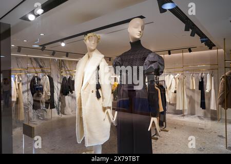 HONGKONG, CHINA - 5. DEZEMBER 2023: Gekleidete Schaufensterpuppen werden im Max Mara Store in Harbour City ausgestellt. Harbour City ist ein Einkaufszentrum in Tsim Sha TS Stockfoto