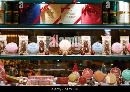 HONGKONG, CHINA - 5. DEZEMBER 2023: Waren auf dem Charbonnel et Walker in Hongkong. Stockfoto