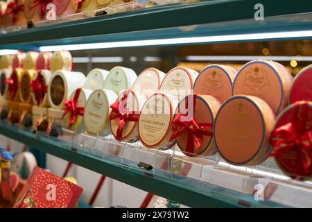 HONGKONG, CHINA - 5. DEZEMBER 2023: Waren auf dem Charbonnel et Walker in Hongkong. Stockfoto