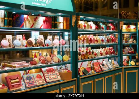HONGKONG, CHINA - 5. DEZEMBER 2023: Waren auf dem Charbonnel et Walker in Hongkong. Stockfoto