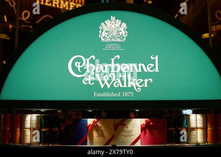 HONGKONG, CHINA - 5. DEZEMBER 2023: Charbonnel et Walker-Schild, wie in Hongkong zu sehen. Stockfoto