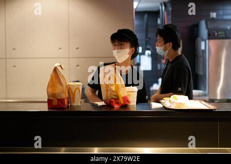 HONGKONG, CHINA - 5. DEZEMBER 2023: Fertigbestellung an einem Schalter, wie sie im McDonald's Fast-Food-Restaurant in Hongkong zu sehen ist. Stockfoto