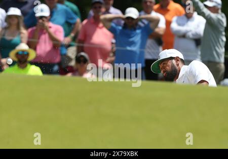 Louisville, Usa. Mai 2024. Tony Finau stürzt in der dritten Runde der PGA Championship 2024 auf dem Valhalla Golf Course am Samstag, den 18. Mai 2024 in Louisville, Kentucky, auf das erste Grün. Foto von John Sommers II/UPI Credit: UPI/Alamy Live News Stockfoto