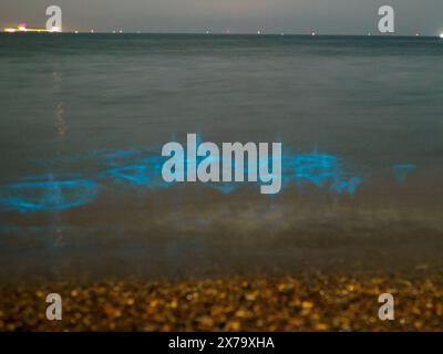 Sheerness, Kent, Großbritannien. Mai 2024. Wetter in Großbritannien: Atemberaubend lebendige, leuchtend blaue Biolumineszenz, die heute Abend am Sheerness Beach in Kent zu sehen ist - die Farbe entsteht, wenn biolumineszierendes Plankton gestört wird. Bilder zeigen Wellen und Steine, die ins Meer geworfen wurden. Quelle: James Bell/Alamy Live News Stockfoto