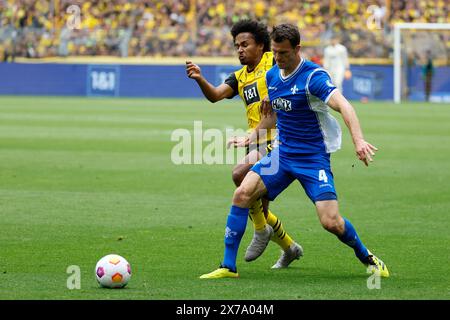 Dortmund, Deutschland. Mai 2024. Karim Adeyemi (L) von Borussia Dortmund streitet mit Christoph Zimmermann vom SV Darmstadt 98 während des ersten Liga-Fußballspiels zwischen Borussia Dortmund und SV Darmstadt 98 in Dortmund, Deutschland, 18. Mai 2024. Quelle: Joachim Bywaletz/Xinhua/Alamy Live News Stockfoto