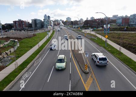 Fahren Sie entlang der Esquimalt Road über die Johnson Street Bridge in die Innenstadt von Victoria, British Columbia, Kanada. Stockfoto