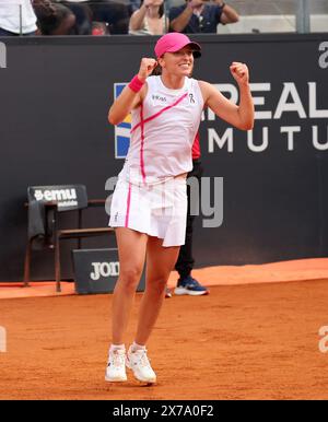 Rom, Italien. Mai 2024. IgA Swiatek feiert nach dem Sieg des Finalspiels der Frauen zwischen IgA Swiatek aus Polen und Aryna Sabalenka aus Weißrussland bei den WTA Italian Open in Rom, Italien, am 18. Mai 2024. Quelle: Alberto Lingria/Xinhua/Alamy Live News Stockfoto