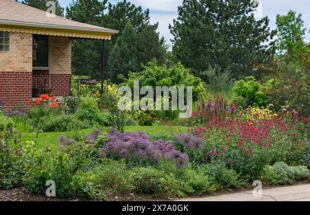 Ein wunderschöner Hausgarten voller blühender Blumen verschiedener Sorten in Denver, Colorado. Stockfoto