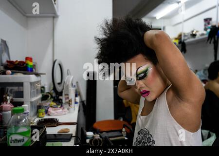 Thailand. Mai 2024. Drag Queen Srimala macht ihre Haare vor der Show hinter der Bühne. Drag Queens und Fans begrüßen die Ankunft von Nymphia Wind, der jüngsten Gewinnerin des RuPaul's Drag Race Franchise und der erste südostasiatische Künstler, der seit über einem Jahrzehnt die Krone gewonnen hat, in der Stranger Bar in Bangkok, Thailand. Quelle: Matt Hunt/Neato/Alamy Live News Stockfoto