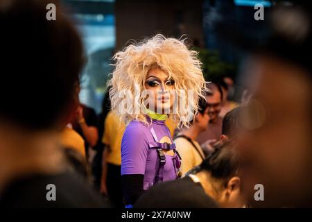 Thailand. Mai 2024. Eine Drag Queen kommt in der 80er-Couture zum Event. Drag Queens und Fans begrüßen die Ankunft von Nymphia Wind, der jüngsten Gewinnerin des RuPaul's Drag Race Franchise und der erste südostasiatische Künstler, der seit über einem Jahrzehnt die Krone gewonnen hat, in der Stranger Bar in Bangkok, Thailand. Quelle: Matt Hunt/Neato/Alamy Live News Stockfoto