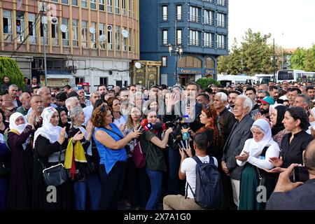 Diyarbakir, Türkei. Mai 2024. Erkan Bas, Vorsitzender der Arbeiterpartei der Türkei (TIP), wird während eines Protestes gesehen. Gegen die schweren Gefängnisstrafen gegen kurdische Politiker wurde mit Massenerklärungen in Istanbul, Adana und Diyarbakir protestiert. Partei der Demokratischen Regionen (DBP) Ko-Vorsitzender Cigdem Kilicgun UCAR, Vorsitzender der Arbeiterpartei der Türkei (TIP) Erkan Bas, Abgeordnete der Partei der Volksgleichstellung und Demokratie (dem-Partei), Vertreter einiger zivilgesellschaftlicher Organisationen und die Öffentlichkeit nahmen an der Erklärung auf dem Dagkapi-Platz von Diyarbak Teil. Quelle: SOPA Images Limited/Alamy Live News Stockfoto