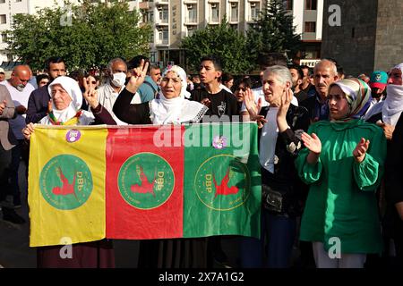 Diyarbakir, Türkei. Mai 2024. Während des Protestes werden Frauen gesehen, die die Flagge der Partei der Demokratischen Regionen (DBP) aufrollen. Gegen die schweren Gefängnisstrafen gegen kurdische Politiker wurde mit Massenerklärungen in Istanbul, Adana und Diyarbakir protestiert. Partei der Demokratischen Regionen (DBP) Ko-Vorsitzender Cigdem Kilicgun UCAR, Vorsitzender der Arbeiterpartei der Türkei (TIP) Erkan Bas, Abgeordnete der Partei der Volksgleichstellung und Demokratie (dem-Partei), Vertreter einiger zivilgesellschaftlicher Organisationen und die Öffentlichkeit nahmen an der Erklärung auf dem Dagkapi-Platz von Diyarbak Teil. Quelle: SOPA Images Limited/Alamy Live News Stockfoto