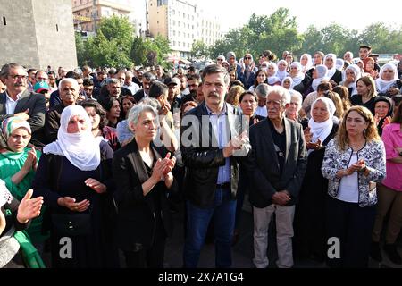 Partei der demokratischen Regionen (DBP), Ko-Vorsitzender Cigdem Kilicgun UCAR (L3) und türkische Arbeiterpartei (T? P) der Vorsitzende Erkan Bas (L4) wird während des Protestes gesehen. Gegen die schweren Gefängnisstrafen gegen kurdische Politiker wurde mit Massenerklärungen in Istanbul, Adana und Diyarbakir protestiert. Partei der Demokratischen Regionen (DBP) Ko-Vorsitzender Cigdem Kilicgun UCAR, Vorsitzender der Arbeiterpartei der Türkei (TIP) Erkan Bas, Abgeordnete der Partei der Volksgleichstellung und Demokratie (dem-Partei), Vertreter einiger zivilgesellschaftlicher Organisationen und die Öffentlichkeit nahmen an der Erklärung auf dem Dagkapi-Platz von Diyarbak Teil. Stockfoto