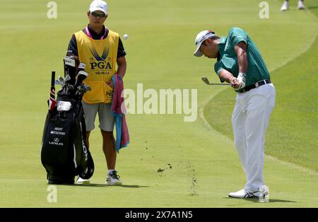 Louisville, Usa. Mai 2024. Hideki Matsuyama aus Japan splittert in der dritten Runde der PGA Championship 2024 auf dem Valhalla Golf Course am Samstag, den 18. Mai 2024 in Louisville, Kentucky, auf das erste Grün. Foto von John Sommers II/UPI Credit: UPI/Alamy Live News Stockfoto