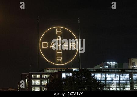 Das Bayerkreuz mit dem Logo von BAYER auf dem Werksgelände in Leverkusen ist die weltgrößte Leuchtreklame mit 50 Meter Durchmesser und ca. 1700 LED Leuchtmittel. 18.05.2024 Leverkusen Wiesdorf Nordrhein-Westfalen Deutschland *** das Bayer-Kreuz mit dem BAYER-Logo auf dem Werksgelände in Leverkusen ist das weltweit größte Leuchtschild mit einem Durchmesser von 50 Metern und ca. 1700 LED-Leuchten 18 05 2024 Leverkusen Wiesdorf Nordrhein-Westfalen Deutschland Copyright: XBonn.digitalx/xMarcxJohnx Stockfoto