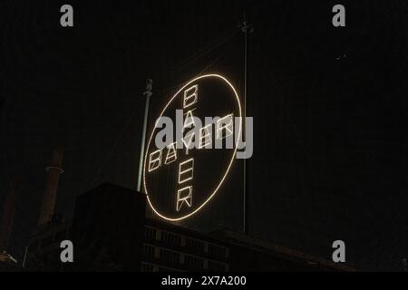 Das Bayerkreuz mit dem Logo von BAYER auf dem Werksgelände in Leverkusen ist die weltgrößte Leuchtreklame mit 50 Meter Durchmesser und ca. 1700 LED Leuchtmittel. 18.05.2024 Leverkusen Wiesdorf Nordrhein-Westfalen Deutschland *** das Bayer-Kreuz mit dem BAYER-Logo auf dem Werksgelände in Leverkusen ist das weltweit größte Leuchtschild mit einem Durchmesser von 50 Metern und ca. 1700 LED-Leuchten 18 05 2024 Leverkusen Wiesdorf Nordrhein-Westfalen Deutschland Copyright: XBonn.digitalx/xMarcxJohnx Stockfoto