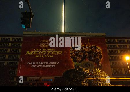 Ein riesiger Banner gratuliert dem Deutschen Meister Bayer 04 Leverkusen, der sogenannten Werkself - das Bayerkreuz mit dem Logo von BAYER auf dem Werksgelände in Leverkusen ist die weltgrößte Leuchtreklame mit 50 Meter Durchmesser und ca. 1700 LED Leuchtmittel. 18.05.2024 Leverkusen Wiesdorf Nordrhein-Westfalen Deutschland *** Ein riesiges Banner gratuliert dem deutschen Champion Bayer 04 Leverkusen, das so genannte Werkself das Bayer-Kreuz mit dem BAYER-Logo auf dem Werksgelände in Leverkusen ist das weltweit größte Leuchtschild mit einem Durchmesser von 50 Metern und ca. 1700 LED-Leuchten 18 05 2 Stockfoto