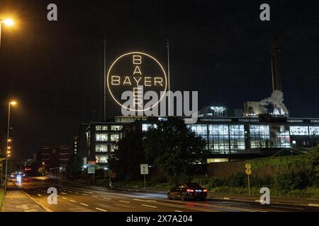 Das Bayerkreuz mit dem Logo von BAYER auf dem Werksgelände in Leverkusen ist die weltgrößte Leuchtreklame mit 50 Meter Durchmesser und ca. 1700 LED Leuchtmittel. 18.05.2024 Leverkusen Wiesdorf Nordrhein-Westfalen Deutschland *** das Bayer-Kreuz mit dem BAYER-Logo auf dem Werksgelände in Leverkusen ist das weltweit größte Leuchtschild mit einem Durchmesser von 50 Metern und ca. 1700 LED-Leuchten 18 05 2024 Leverkusen Wiesdorf Nordrhein-Westfalen Deutschland Copyright: XBonn.digitalx/xMarcxJohnx Stockfoto