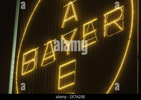 Das Bayerkreuz mit dem Logo von BAYER auf dem Werksgelände in Leverkusen ist die weltgrößte Leuchtreklame mit 50 Meter Durchmesser und ca. 1700 LED Leuchtmittel. 18.05.2024 Leverkusen Wiesdorf Nordrhein-Westfalen Deutschland *** das Bayer-Kreuz mit dem BAYER-Logo auf dem Werksgelände in Leverkusen ist das weltweit größte Leuchtschild mit einem Durchmesser von 50 Metern und ca. 1700 LED-Leuchten 18 05 2024 Leverkusen Wiesdorf Nordrhein-Westfalen Deutschland Copyright: XBonn.digitalx/xMarcxJohnx Stockfoto