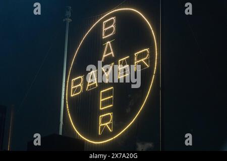 Das Bayerkreuz mit dem Logo von BAYER auf dem Werksgelände in Leverkusen ist die weltgrößte Leuchtreklame mit 50 Meter Durchmesser und ca. 1700 LED Leuchtmittel. 18.05.2024 Leverkusen Wiesdorf Nordrhein-Westfalen Deutschland *** das Bayer-Kreuz mit dem BAYER-Logo auf dem Werksgelände in Leverkusen ist das weltweit größte Leuchtschild mit einem Durchmesser von 50 Metern und ca. 1700 LED-Leuchten 18 05 2024 Leverkusen Wiesdorf Nordrhein-Westfalen Deutschland Copyright: XBonn.digitalx/xMarcxJohnx Stockfoto