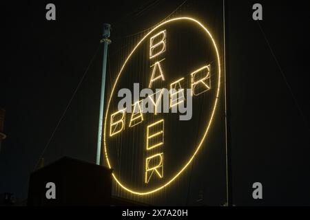 Das Bayerkreuz mit dem Logo von BAYER auf dem Werksgelände in Leverkusen ist die weltgrößte Leuchtreklame mit 50 Meter Durchmesser und ca. 1700 LED Leuchtmittel. 18.05.2024 Leverkusen Wiesdorf Nordrhein-Westfalen Deutschland *** das Bayer-Kreuz mit dem BAYER-Logo auf dem Werksgelände in Leverkusen ist das weltweit größte Leuchtschild mit einem Durchmesser von 50 Metern und ca. 1700 LED-Leuchten 18 05 2024 Leverkusen Wiesdorf Nordrhein-Westfalen Deutschland Copyright: XBonn.digitalx/xMarcxJohnx Stockfoto