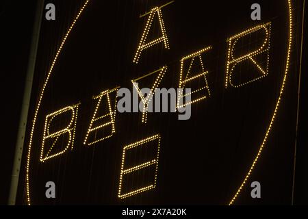 Das Bayerkreuz mit dem Logo von BAYER auf dem Werksgelände in Leverkusen ist die weltgrößte Leuchtreklame mit 50 Meter Durchmesser und ca. 1700 LED Leuchtmittel. 18.05.2024 Leverkusen Wiesdorf Nordrhein-Westfalen Deutschland *** das Bayer-Kreuz mit dem BAYER-Logo auf dem Werksgelände in Leverkusen ist das weltweit größte Leuchtschild mit einem Durchmesser von 50 Metern und ca. 1700 LED-Leuchten 18 05 2024 Leverkusen Wiesdorf Nordrhein-Westfalen Deutschland Copyright: XBonn.digitalx/xMarcxJohnx Stockfoto