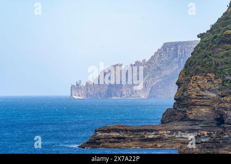 Blick auf die Küste von Maingon Bay von Lookout, Maingon Bay Tasman Peninsula, Tasmanien Stockfoto