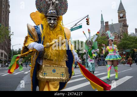 New York, Usa. Mai 2024. Eine bolivianische Tänzerin tritt vor der Jefferson Library in Greenwich Village auf. Tänzerinnen und Tänzer nehmen an der 18. Jährlichen Tanzparade Teil. 200 Truppe tanzen ihren Weg entlang der Paraderoute von der 17th Street über die Sixth Avenue zum Tompkins Square Park. Über 100 Tanzstile aus aller Welt sind vertreten. Das diesjährige Motto lautet „Dance Free New York“ und feiert die Überarbeitung der Regeln für die Gebietsabgrenzung der Stadt, die den Tanz auf nur 20 % von New York City beschränken. Quelle: SOPA Images Limited/Alamy Live News Stockfoto