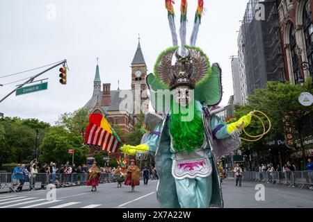 New York, Usa. Mai 2024. Eine bolivianische Tänzerin tritt vor der Jefferson Library in Greenwich Village auf. Tänzerinnen und Tänzer nehmen an der 18. Jährlichen Tanzparade Teil. 200 Truppe tanzen ihren Weg entlang der Paraderoute von der 17th Street über die Sixth Avenue zum Tompkins Square Park. Über 100 Tanzstile aus aller Welt sind vertreten. Das diesjährige Motto lautet „Dance Free New York“ und feiert die Überarbeitung der Regeln für die Gebietsabgrenzung der Stadt, die den Tanz auf nur 20 % von New York City beschränken. Quelle: SOPA Images Limited/Alamy Live News Stockfoto