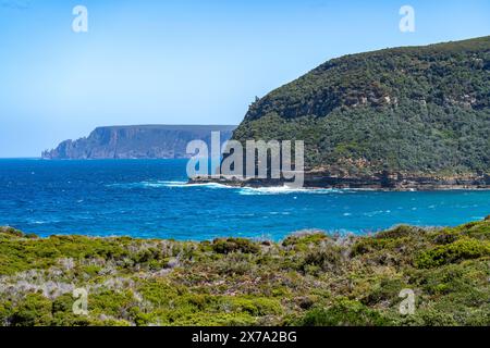 Blick auf die Küste von Maingon Bay von Lookout, Maingon Bay Tasman Peninsula, Tasmanien Stockfoto