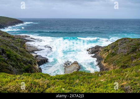 Blick auf die Küste von Maingon Bay von Lookout, Maingon Bay Tasman Peninsula, Tasmanien Stockfoto