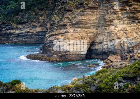 Blick auf die Küste von Maingon Bay von Lookout, Maingon Bay Tasman Peninsula, Tasmanien Stockfoto