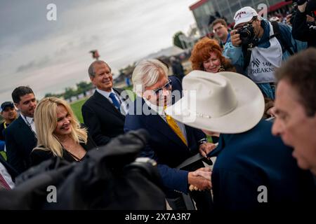 Baltimore, Usa. Mai 2024. Pferdetrainer Bob Baffert schüttelt mit. Auf dem Pimlico Race Course in Baltimore, Maryland am Samstag, den 18. Mai 2024. Foto: Bonnie Cash/UPI Credit: UPI/Alamy Live News Stockfoto