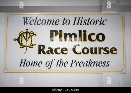 Baltimore, Usa. Mai 2024. Ein Pimlico-Schild hängt am Samstag, den 18. Mai 2024, in der Halle auf dem Pimlico Race Course in Baltimore, Maryland. Foto: Bonnie Cash/UPI Credit: UPI/Alamy Live News Stockfoto