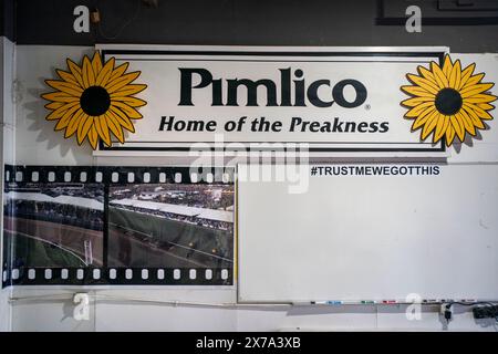 Baltimore, Usa. Mai 2024. Ein Pimlico-Schild hängt am Samstag, den 18. Mai 2024, in der Halle auf dem Pimlico Race Course in Baltimore, Maryland. Foto: Bonnie Cash/UPI Credit: UPI/Alamy Live News Stockfoto