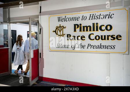 Baltimore, Usa. Mai 2024. Am Samstag, den 18. Mai 2024, laufen die Leute auf dem Pimlico Race Course in Baltimore, Maryland. Foto: Bonnie Cash/UPI Credit: UPI/Alamy Live News Stockfoto