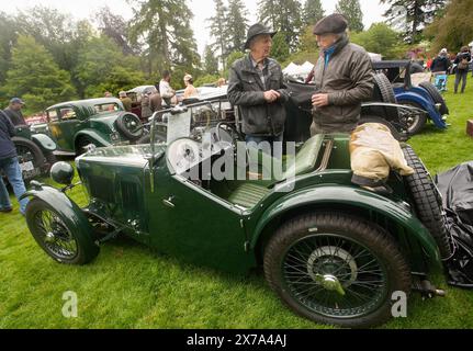 Vancouver, Kanada. Mai 2024. Die Leute sprechen neben einem Oldtimer, der während der 37. Vancouver All British Field Meet Oldtimer Show im VanDusen Botanical Garden in Vancouver, British Columbia, Kanada, am 18. Mai 2024 gezeigt wurde. Bei der Veranstaltung wurden mehr als 500 britische Oldtimer vorgestellt, die Autobesitzer und -Enthusiasten zusammenbrachten, um ihre Geschichten zu teilen. Quelle: Liang Sen/Xinhua/Alamy Live News Stockfoto