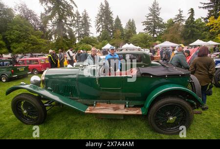 Vancouver, Kanada. Mai 2024. Besucher besuchen die 37. Vancouver All British Field Meet Oldtimer-Show im VanDusen Botanical Garden in Vancouver, British Columbia, Kanada, am 18. Mai 2024. Bei der Veranstaltung wurden mehr als 500 britische Oldtimer vorgestellt, die Autobesitzer und -Enthusiasten zusammenbrachten, um ihre Geschichten zu teilen. Quelle: Liang Sen/Xinhua/Alamy Live News Stockfoto