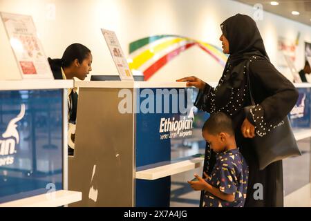 Addis Abeba, Äthiopien. Mai 2024. Am 18. Mai 2024 checken die Leute am neu errichteten Passagierterminal für Inlandsflüge am Bole International Airport in Addis Abeba, Äthiopien, ein. Ethiopian Airlines, Afrikas größte und am schnellsten wachsende Fluggesellschaft, weihte am Samstag in Addis Abeba, der Hauptstadt Äthiopiens, ein in China gebautes Passagierterminal ein. Quelle: Michael Tewelde/Xinhua/Alamy Live News Stockfoto