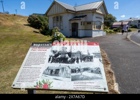 Informationstafel Stadt Tin Walk mit dem alten Waratah Postgebäude im Hintergrund, Waratah, Tasmanien Stockfoto