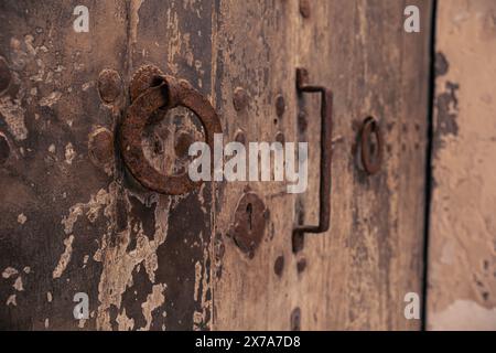 Antike Vintage-Tür mit Schlüsselloch und Ringgriff. Antike Holztür mit geschmiedetem Metallschloss und -Griff. Stockfoto