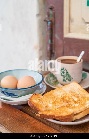 Traditioneller orientalischer kopitiam-Stil in Melaca Malysia Eiern, Brot und Kaffee Stockfoto