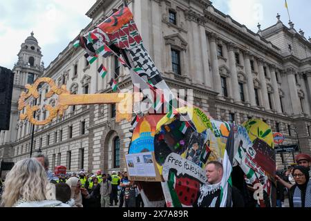 London, Großbritannien, 18. Mai 2024. Ein riesiges Modell des Jenin-Pferdes und ein palästinensischer Schlüssel werden in Whitehall mitgerollt. Tausende versammelten sich zum 76. Jahrestag der Nakba und zum 14. nationalmarsch für Palästina in Zentral-London, um den Aufruf zu einem Waffenstillstand in Gaza und an die britische Regierung zu wiederholen, den Waffenexport nach Israel einzustellen. Die Nakba (auf Arabisch Katastrophe) markiert die Zeit zwischen 1947-49, in der 700.000 Palästinenser aus ihren Häusern vertrieben wurden, um den Staat Israel zu etablieren. Quelle: Eleventh Photography/Alamy Live News Stockfoto