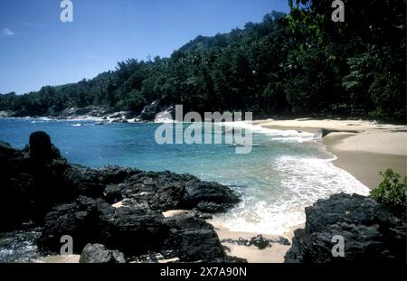 Strand auf Mahe, der größten Insel der Seychellen Stockfoto