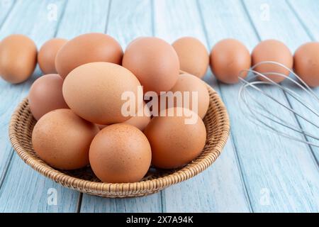 Rohe Hühnereier im Bambuskorb Stockfoto