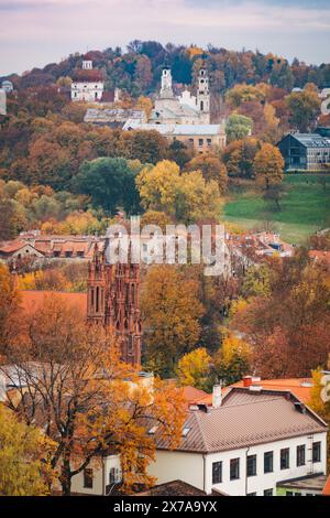 Vilnius: Stadt der Kirchen. Hier zu sehen: St. Annes (gotischer Turm), Himmelfahrtskirche (weiß) und Kirche des Heiligen Herzens Jesu (hinterste) Stockfoto