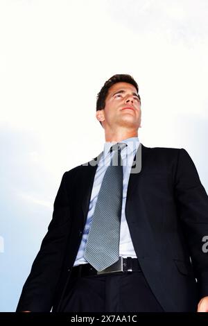 Denken, Geschäftsmann und Low-angle Outdoor für Finanzberater Planung, Traum oder Inspiration durch den Himmel. Vision, Idee und selbstbewusster Profi Stockfoto