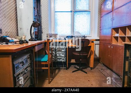 Ein Radioraum im Museum für Besatzung und Freiheitskämpfe in einem ehemaligen KGB-Gebäude in Vilnius, Litauen Stockfoto