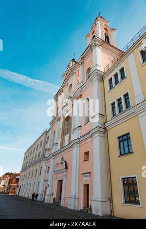 Die Kirche St. Franziskus Xavier in Kaunas, Litauen, an einem klaren Herbsttag. Ein barockes Gebäude mit rosafarbenem Äußeren Stockfoto